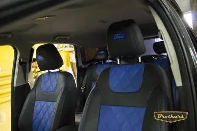 Чехлы на Ford Kuga 2, серии "Premium" с ромбами и логотипами - синяя строчка