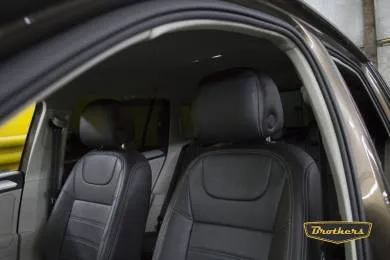 Чехлы на Volkswagen Tiguan 2, серии "Premium" - бежевая строчка