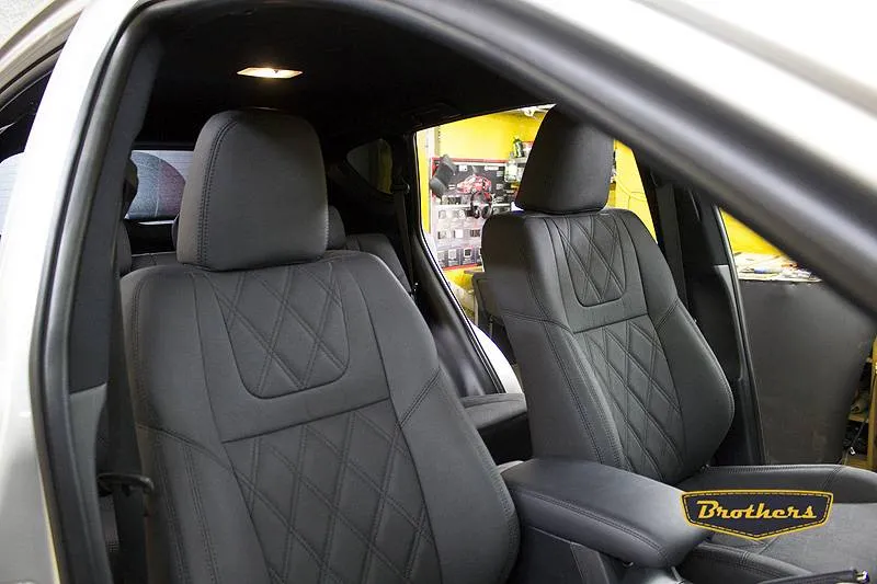 Установка чехлов Toyota RAV IV серии Aurora, строчка ромб, черная