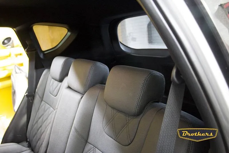 Установка чехлов Toyota RAV IV серии Aurora, строчка ромб, черная