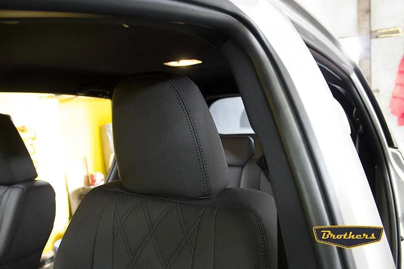 Установка чехлов Toyota RAV IV серии Aurora, строчка ромб, черная