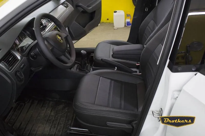 Установка чехлов серии Comfort на Skoda Rapid, строчка стандарт, серая