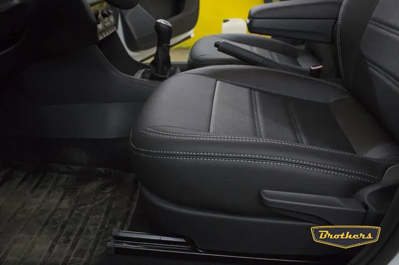 Установка чехлов серии Comfort на Skoda Rapid, строчка стандарт, серая