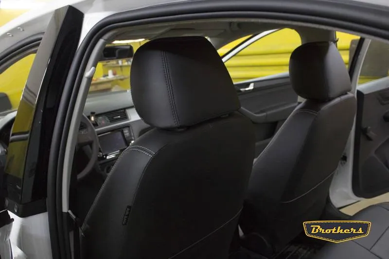 Установка чехлов серии Comfort на Skoda Rapid, строчка стандарт, серая