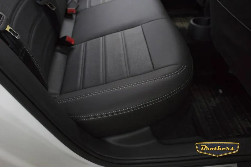 Установка чехлов серии Comfort на Skoda Rapid, строчка стандарт, серая