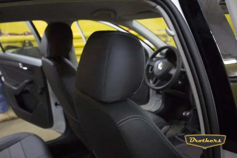 Установка чехлов серии Comfort на Skoda Rapid, строчка стандарт, серая