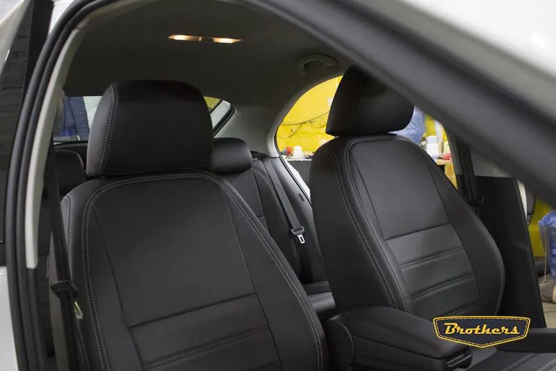 Установка чехлов серии Comfort на Skoda Rapid, строчка стандарт, серая