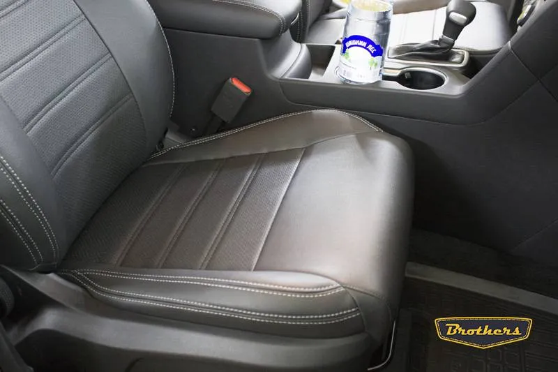 Установка чехлов серии Premium на Kia Sportage 4, строчка стандарт, серая