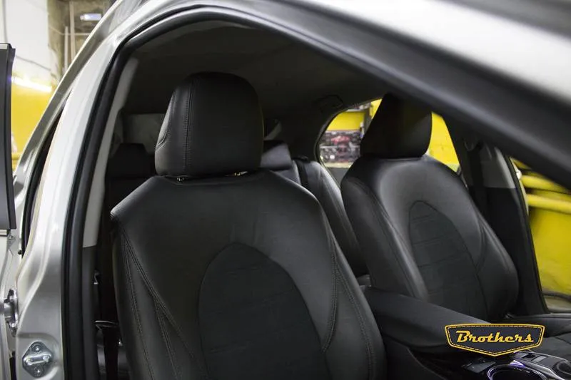 Установка чехлов серии Alcantara с полным продлением на Toyota Camry 70