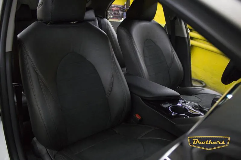 Установка чехлов серии Alcantara с полным продлением на Toyota Camry 70