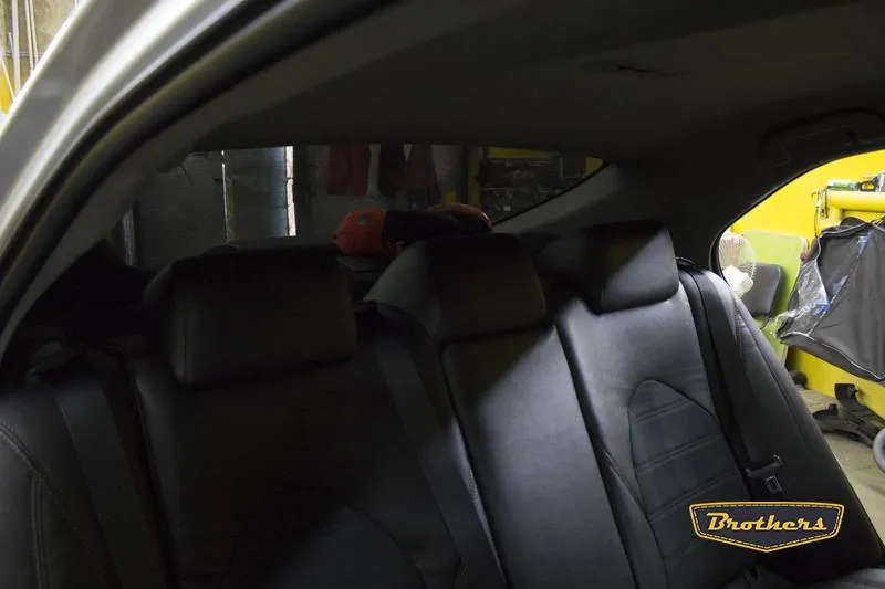 Установка чехлов серии Alcantara с полным продлением на Toyota Camry 70