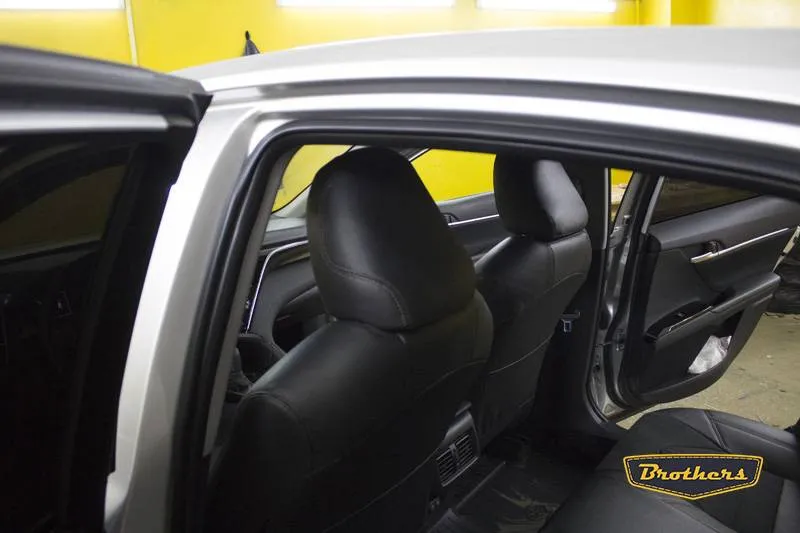 Установка чехлов серии Alcantara с полным продлением на Toyota Camry 70