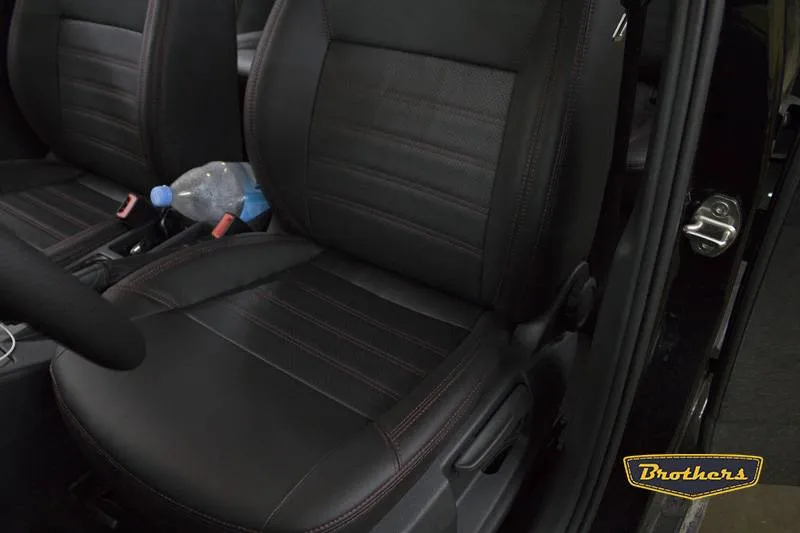 Установка чехлов серии Premium на Skoda Octavia A7, строчка стандарт, красная