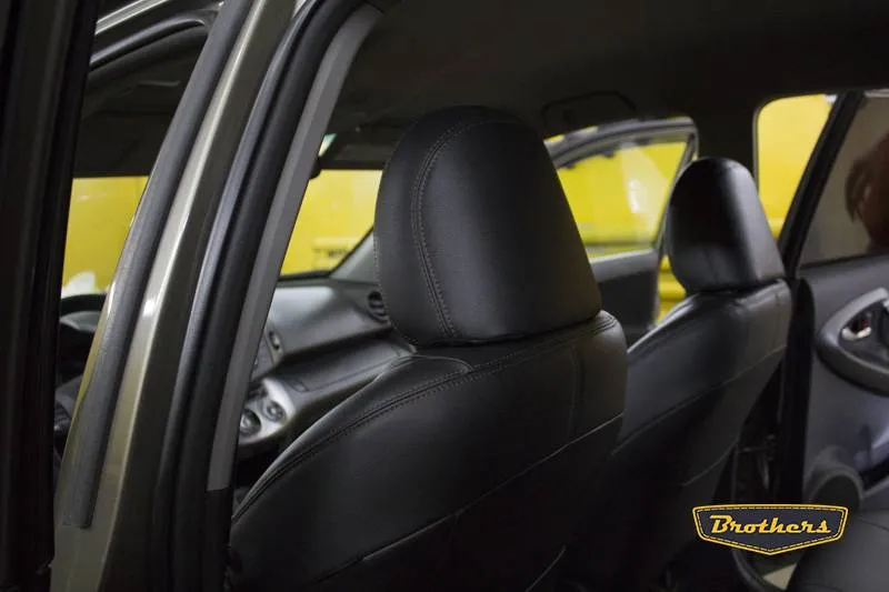 Установка чехлов серии Premium на Toyota RAV 4, строчка ромб, коричневая