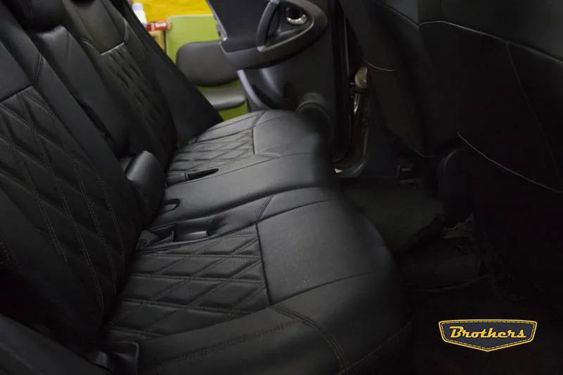 Установка чехлов серии Premium на Toyota RAV 4, строчка ромб, коричневая