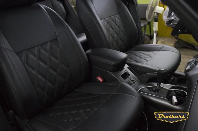 Установка чехлов серии Premium на Toyota RAV 4, строчка ромб, коричневая