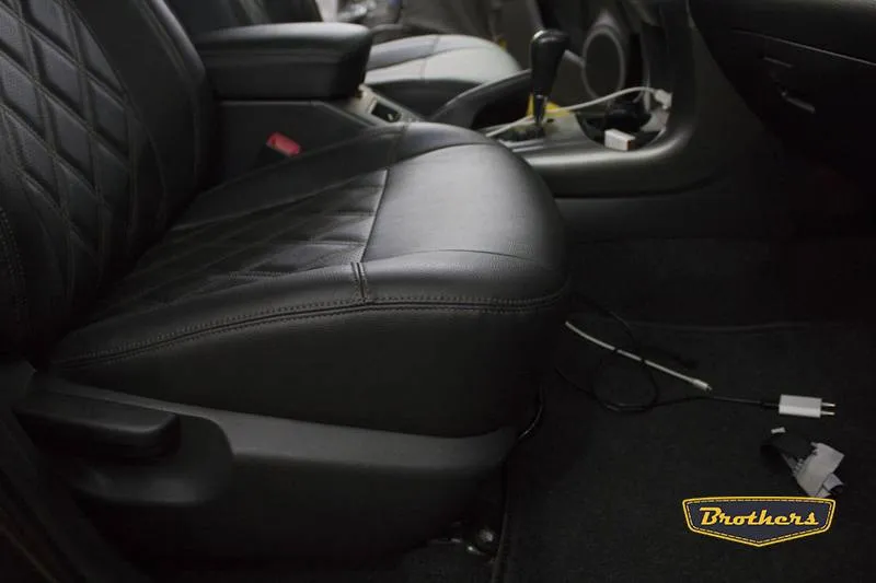 Установка чехлов серии Premium на Toyota RAV 4, строчка ромб, коричневая