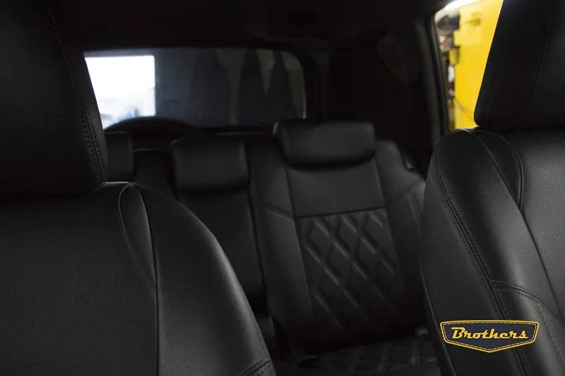 Установка чехлов серии Premium на Toyota RAV 4, строчка ромб, коричневая