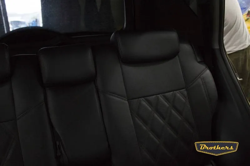 Установка чехлов серии Premium на Toyota RAV 4, строчка ромб, коричневая