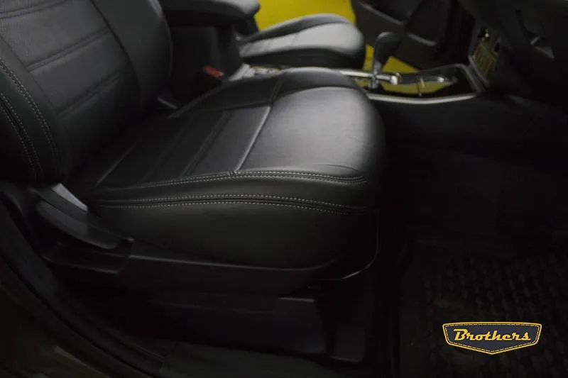 Установка чехлов серии Premium на Mitsubishi Outlander, строчка стандарт, серая