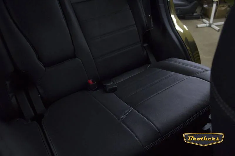 Установка чехлов серии Premium на Mitsubishi Outlander, строчка стандарт, серая