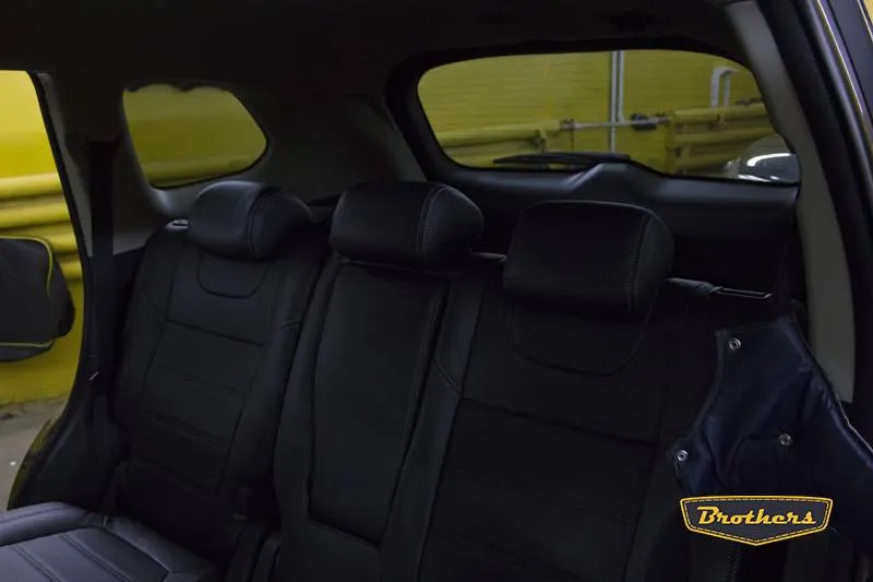 Установка чехлов серии Premium на Mitsubishi Outlander, строчка стандарт, серая