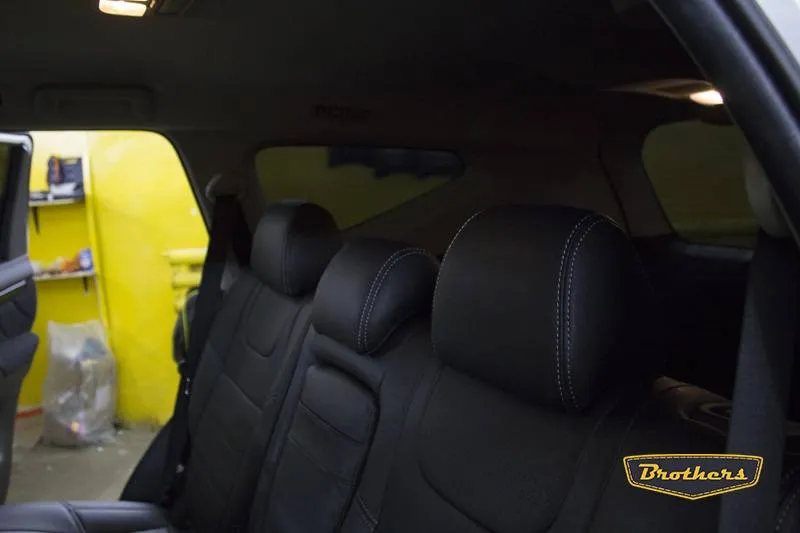 Установка чехлов серии Premium на Митсубиси Паджеро Спорт 3, строчка стандарт, серая