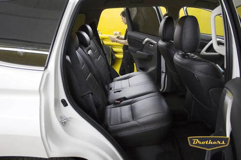 Установка чехлов серии Premium на Митсубиси Паджеро Спорт 3, строчка стандарт, серая