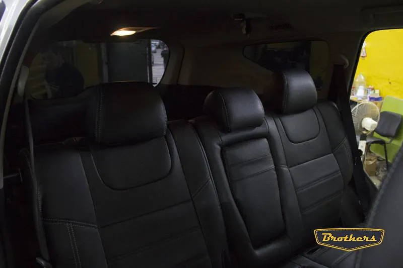 Установка чехлов серии Premium на Митсубиси Паджеро Спорт 3, строчка стандарт, серая