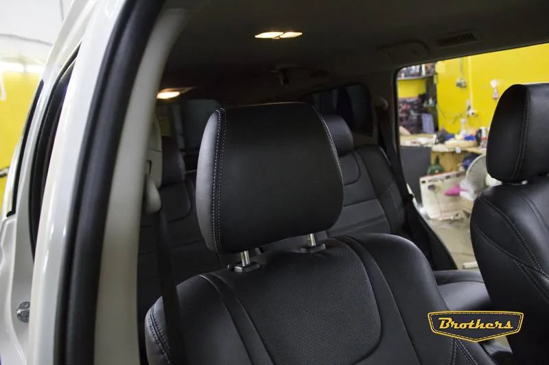 Установка чехлов серии Premium на Митсубиси Паджеро Спорт 3, строчка стандарт, серая