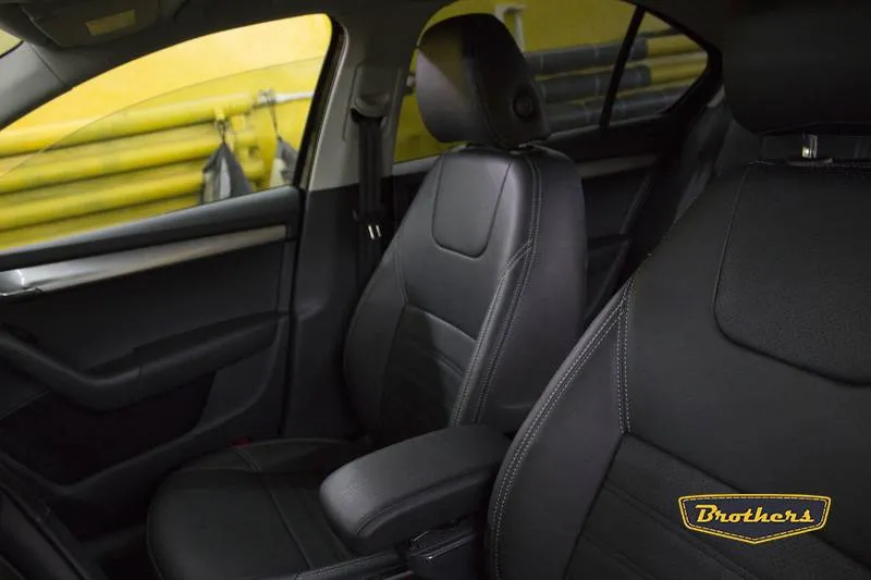 Установка чехлов серии Premium на Skoda Octavia A7 (Ambition), строчка стандарт, серая