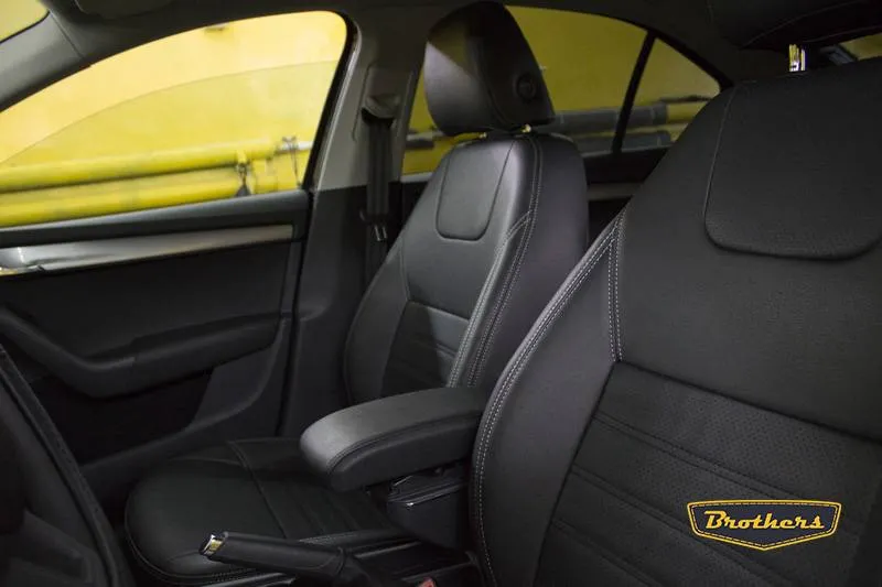 Установка чехлов серии Premium на Skoda Octavia A7 (Ambition), строчка стандарт, серая