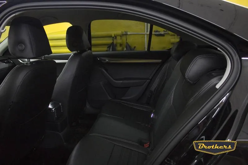 Установка чехлов серии Premium на Skoda Octavia A7 (Ambition), строчка стандарт, серая