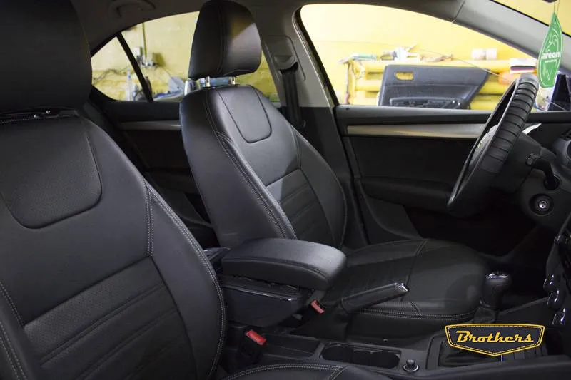 Установка чехлов серии Premium на Skoda Octavia A7 (Ambition), строчка стандарт, серая