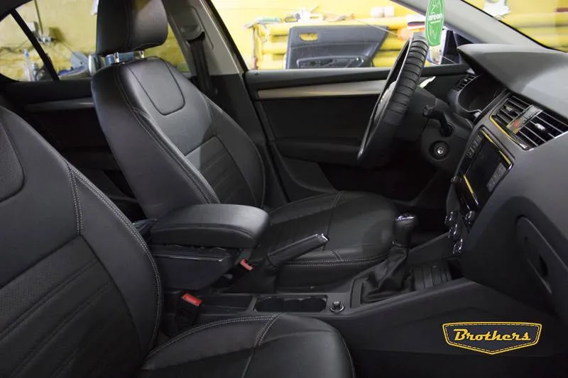 Установка чехлов серии Premium на Skoda Octavia A7 (Ambition), строчка стандарт, серая