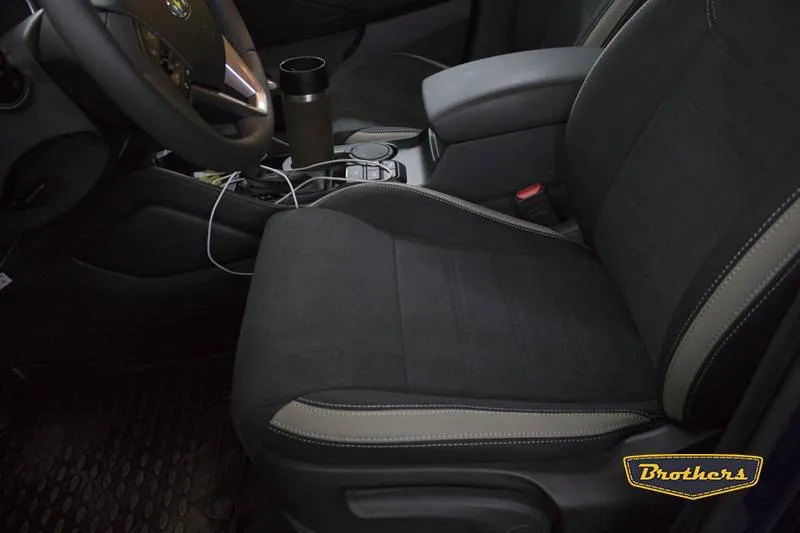 Установка чехлов серии Aurora на Hyundai Tucson 3, цветные вставки, продление алькантары