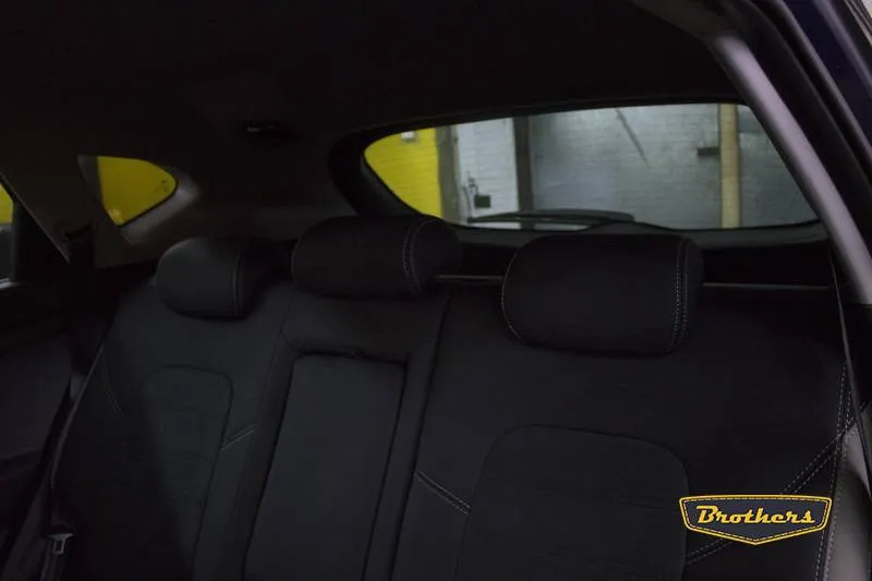 Установка чехлов серии Aurora на Hyundai Tucson 3, цветные вставки, продление алькантары