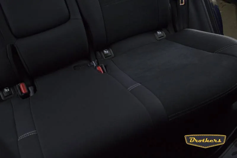 Установка чехлов серии Aurora на Hyundai Tucson 3, цветные вставки, продление алькантары