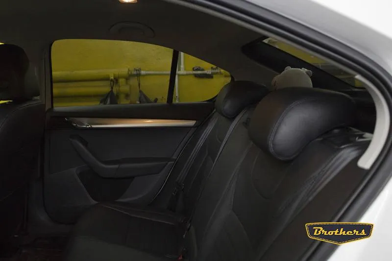 Установка чехлов серии Premium на Skoda Octavia A7, строчка стандарт, черная