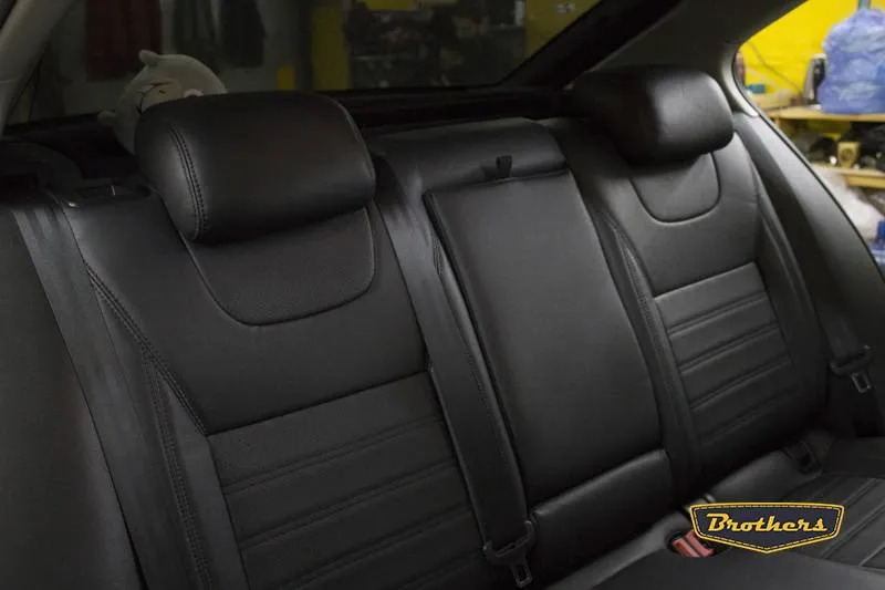 Установка чехлов серии Premium на Skoda Octavia A7, строчка стандарт, черная