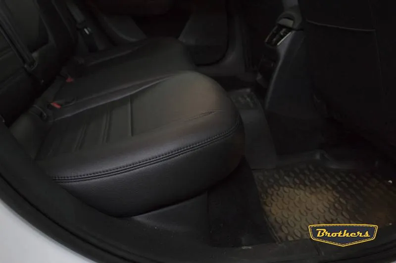 Установка чехлов серии Premium на Skoda Octavia A7, строчка стандарт, черная