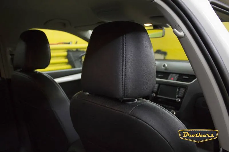 Установка чехлов серии Premium на Skoda Octavia A7, строчка стандарт, черная