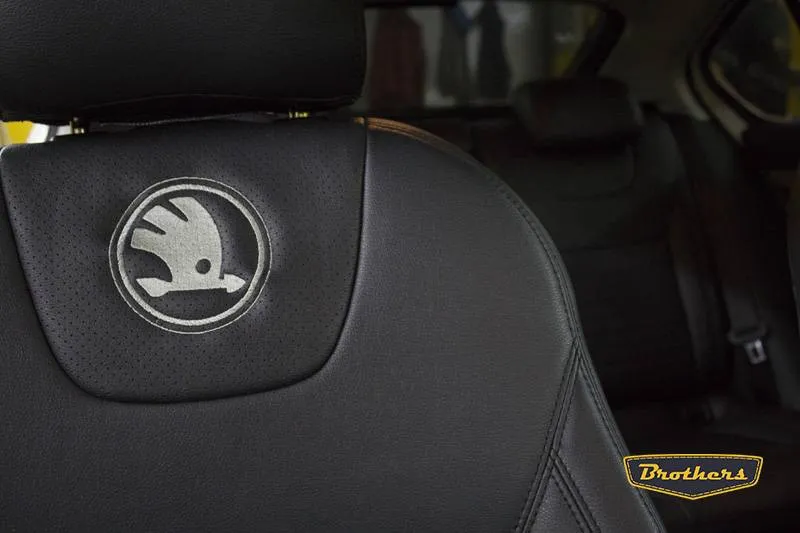 Установка чехлов серии Premium на Skoda Octavia A7, строчка стандарт, черная