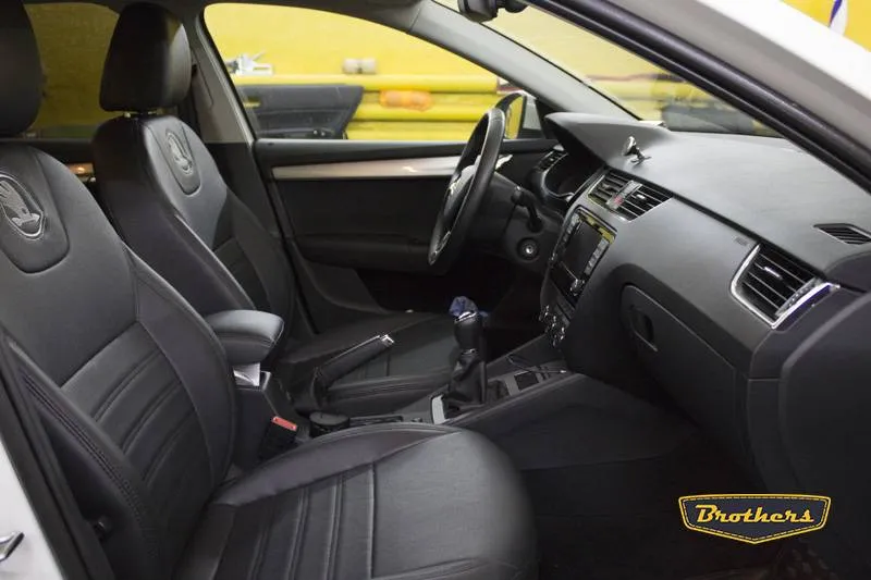 Установка чехлов серии Premium на Skoda Octavia A7, строчка стандарт, черная