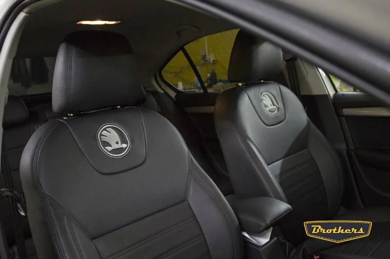 Установка чехлов серии Premium на Skoda Octavia A7, строчка стандарт, черная