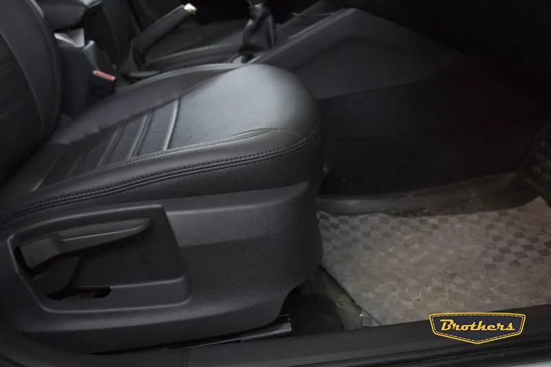 Установка чехлов серии Premium на Skoda Octavia A7, строчка стандарт, черная