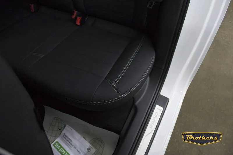 Установка чехлов серии Aurora на Skoda Rapid, строчка стандарт, серая