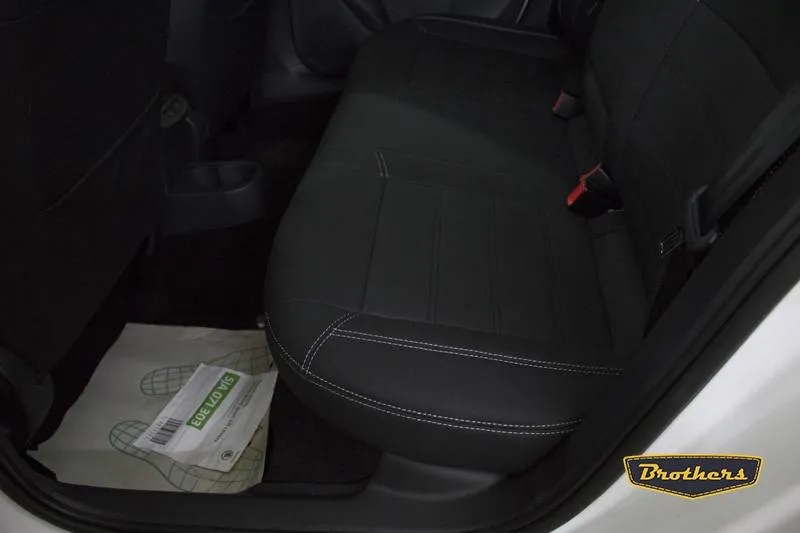 Установка чехлов серии Aurora на Skoda Rapid, строчка стандарт, серая