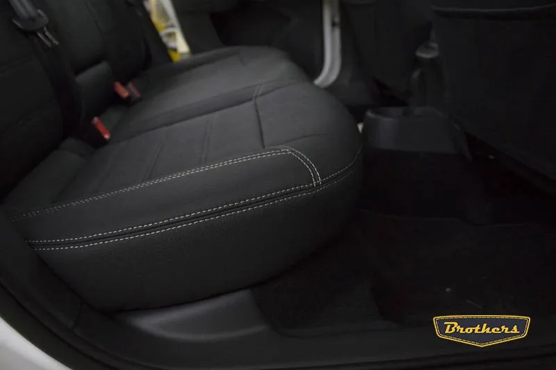 Установка чехлов серии Aurora на Skoda Rapid, строчка стандарт, серая