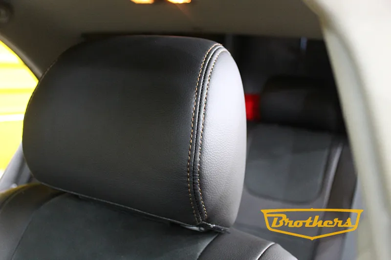 Чехлы на Toyota Avensis 2, серии "Alcantara" - коричневая строчка